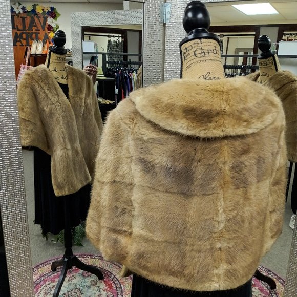 Vintage Fur Label Authority shawl - Picture 2 of 7